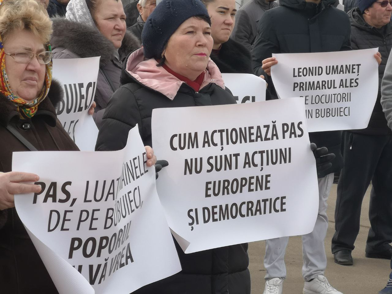 Locuitorii comunei Bubuieci au ieșit în stradă pentru a-și exprima nemulțumirea față de decizia Comisiei Electorale Centrale (CEC).