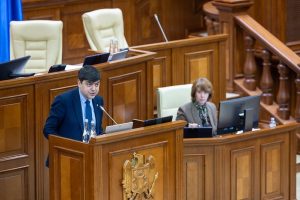 Gaik Vartanean, la tribuna Parlamentului: „Legea privind mass-media trebuie să protejeze presa de guverne, nu să o treacă sub controlul unui minister”