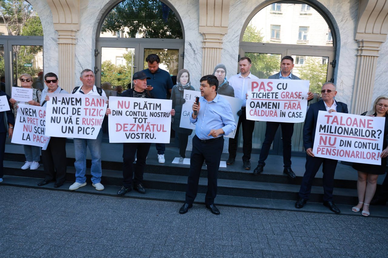 Protest la ANRE împotriva scumpirii gazelor. Reprezentanții MAN: „Oamenii nu mai pot fi puși să plătească pentru greșelile guvernării”