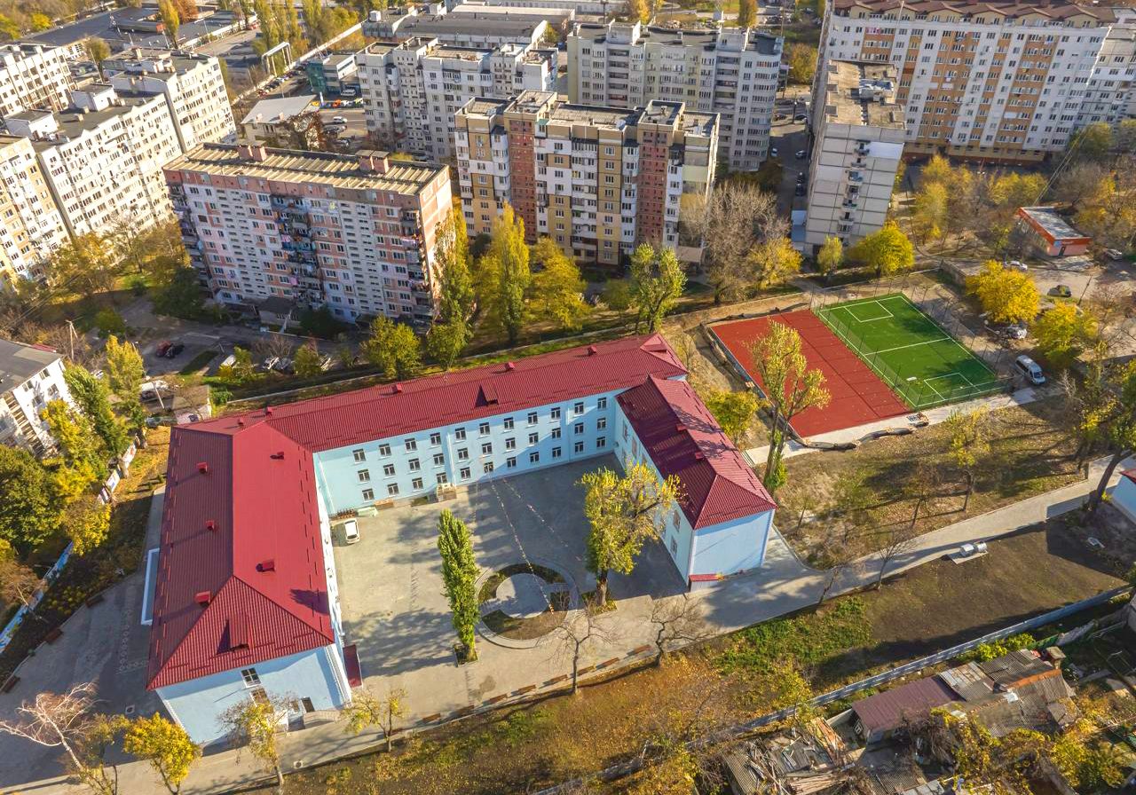 Liceul „Pro Succes”, transformat dintr-o clădire părăsită într-un liceu modern